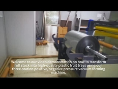 La machine à vide à trois stations fabrique des boîtes à fruits en plastique.
