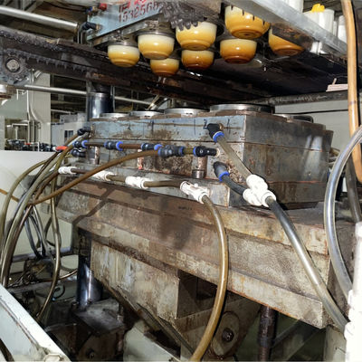 La machine thermoformante à PVC refroidie à l'eau est le choix idéal pour les matériaux en PVC