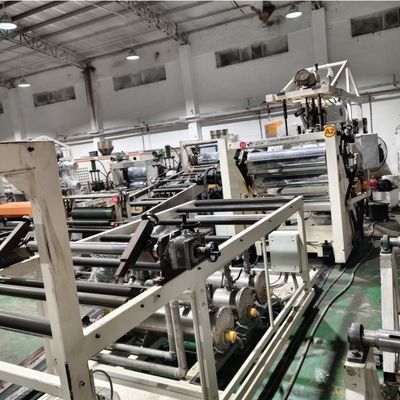 Machine d'extrusion plastique contrôlée par PLC avec conception de vis personnalisée et matrice d'extrusion